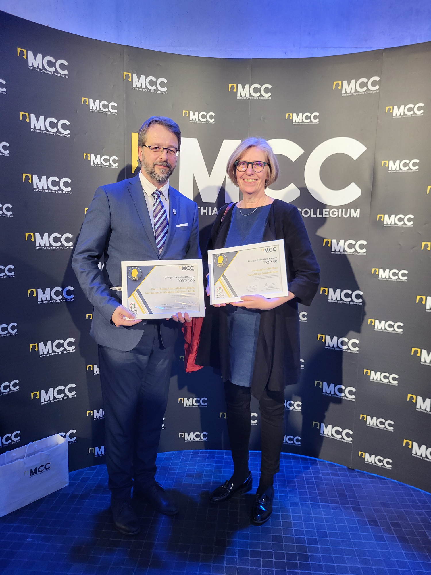 Jámbor Erzsébettel, a Prohászka Ottokár Katolikus Gimnázium igazgatójával a díjátadón