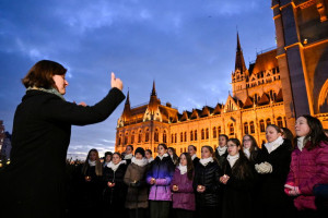 Az Ország karácsonyfájánál éneklünk